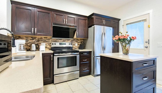 Peaceful Entire 2-Bedroom 2-Bathroom Townhouse