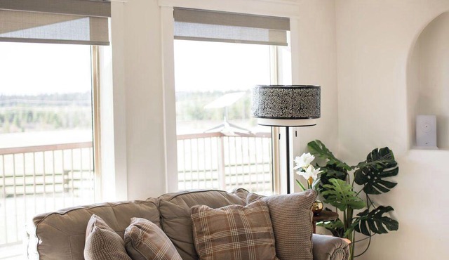 Peaceful Private Home, 7 mins from town. With all the essentials for relaxation