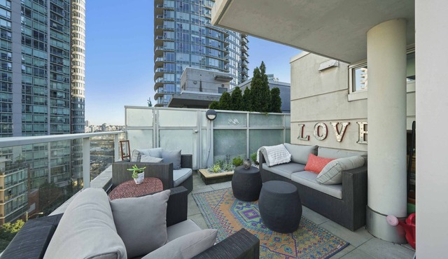 Penthouse DT 2bed 2bath Rooftop Patio w/Parking