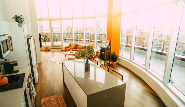*Penthouse* - Luxe Stay with Views - Free Parking