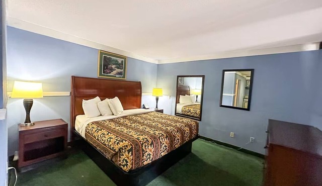 Perfect for Couples Exploring Ridgeway | Seasonal Outdoor Pool & Free Parking