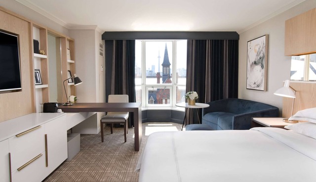 Pet-Friendly Classic Room w/City Skyline Views Near ROM – Prime Spot