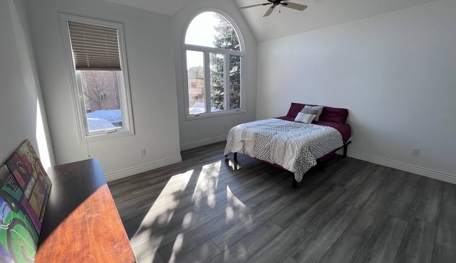 Pet Friendly Home, 10 Mins from Downtown Ottawa