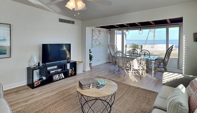 Pet-friendly Ormond Beach bungalow, newly updated and steps from the beach!