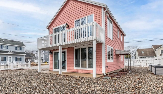 Pine Point Getaway: Beach House with Fire Pit