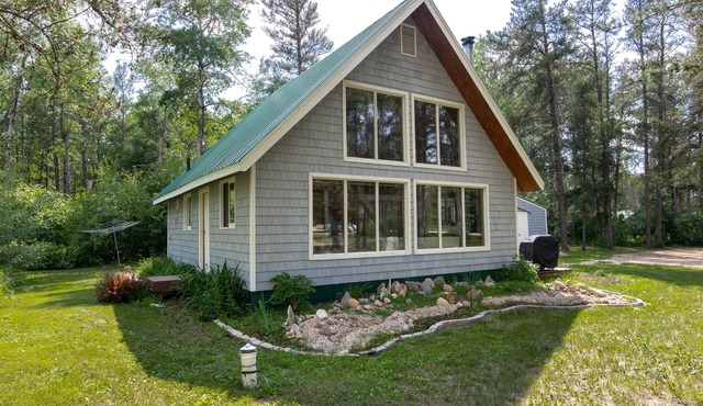 Pineridge Point Cabin - Unwind in the hot tub or get Cozy Next to the Woodstove
