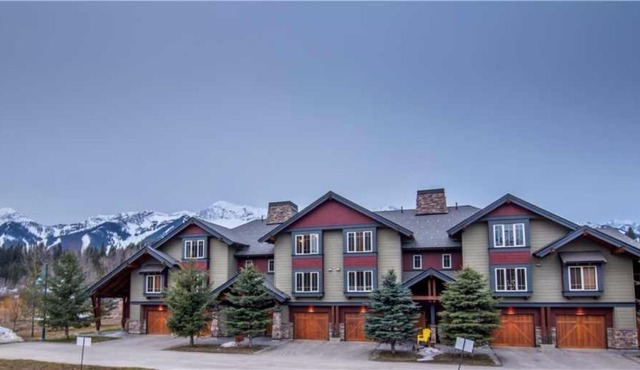 Pinnacle Ridge Chalets by Fernie Lodging Co