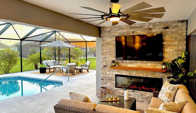 Poolside Palms–Modern Luxury Retreat with Private Resort-Style Pool and Electric 4-seater Golf Cart