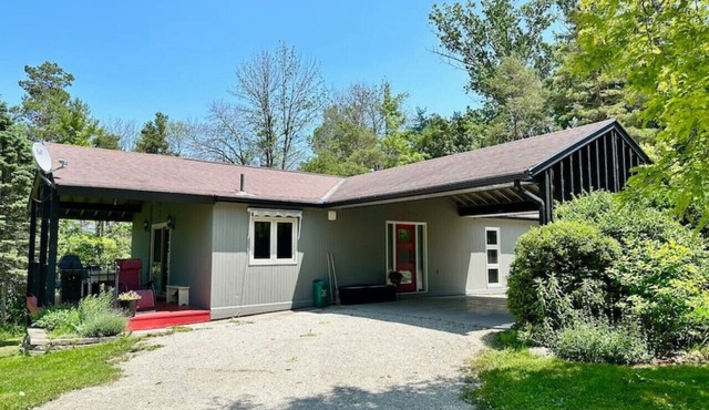 Porchside Retreat: Sauna and Treeline Backyard