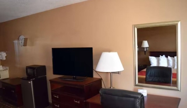 Practical Single Room w/Free Parking – Save + Relax on Your Southern Journey