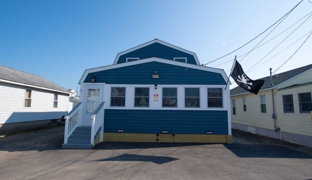 Premier, modern, fully renovated, Beach home.stroll to the beach in 3 minutes!