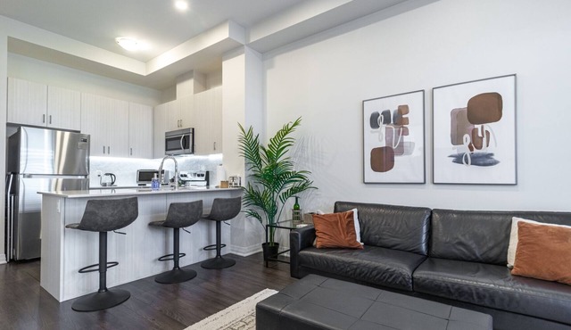 Premium 1 Bed w/Rental Car, WiFi, Netflix and Prime Included