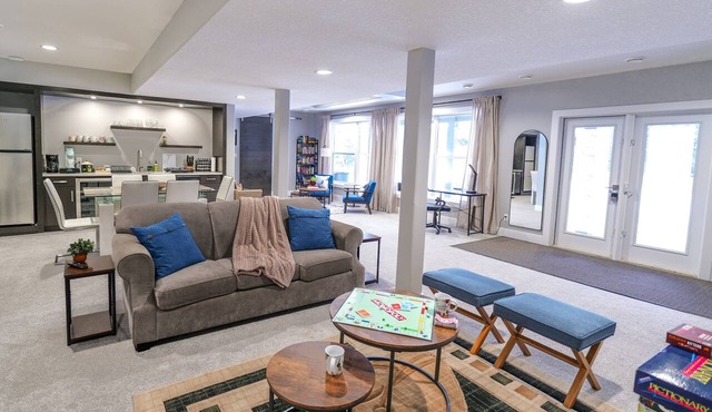 Premium family stay w/king bed and home theatre! Large backyard, pet friendly!