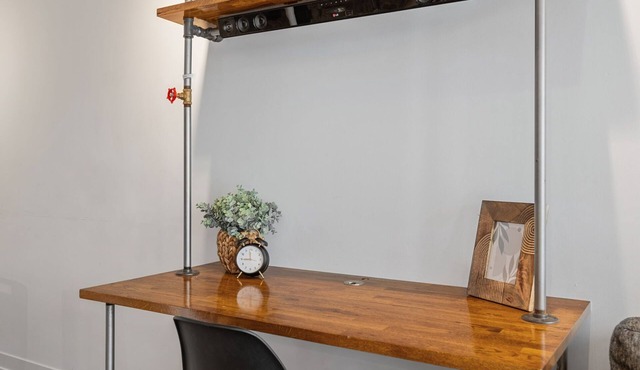 Prime Downtown Location | Lux King West 1 BD Unit | Near TTC, Cafes, Restaurants