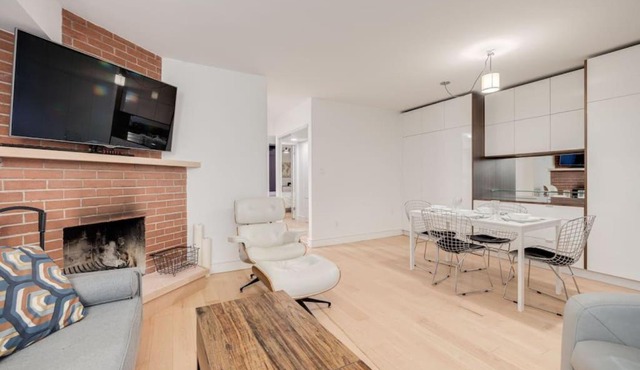 Prime Location 2BR with KingBed in Vibrant Toronto