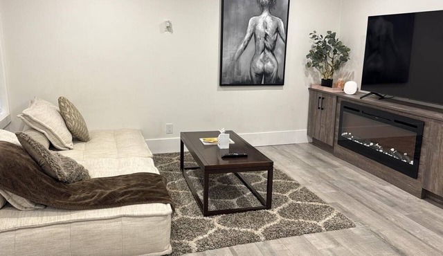 Private 1BR near KPU, SMH, Transit, shops including wifi/parking/workspace!