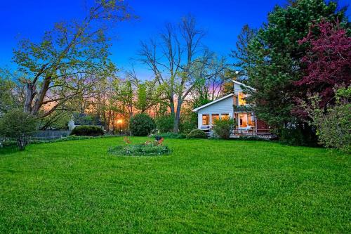 PRIVATE COTTAGE GETAWAY On LAKE SIMCOE