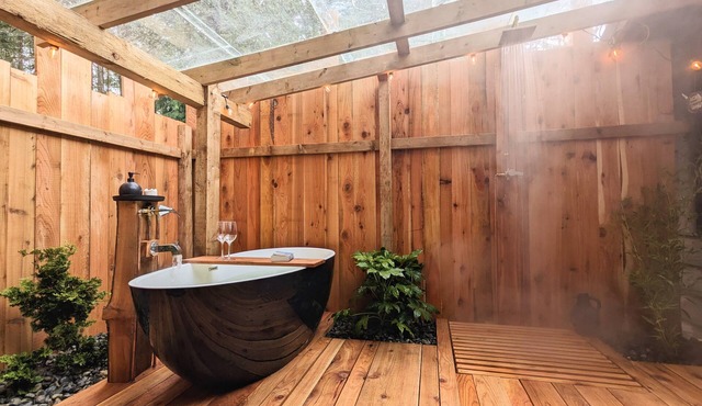 Private cottage in Shawnigan lake/Cobble hill area