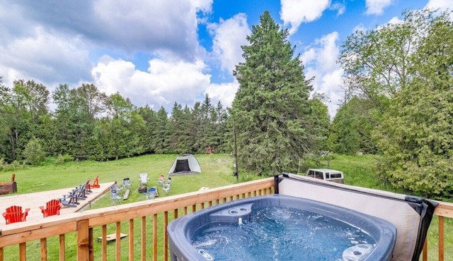 Private Cottage Nestled in the Heart of Nature! Hot Tub on the deck.