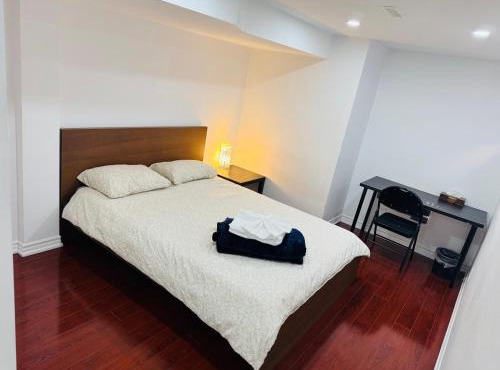 Private Deluxe basement suiteP1