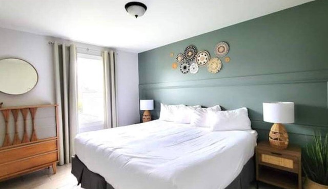 Private hot tub, secluded golf view villa. Pet Friendly!