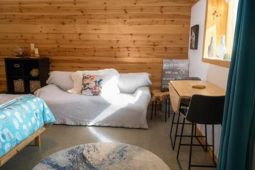 Private Hummingbird Room - Modern & Cozy