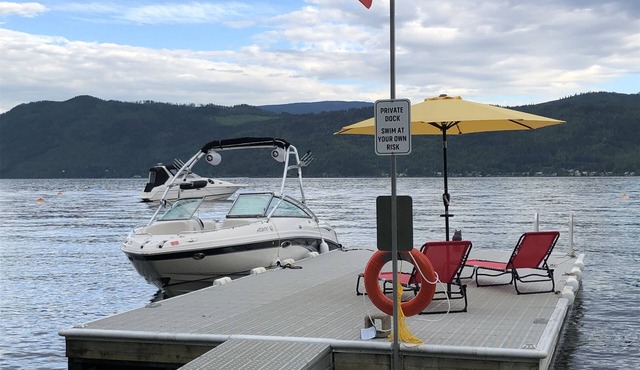 Private Lake house, huge lot Dock, own Buoy. Kid Friendly.