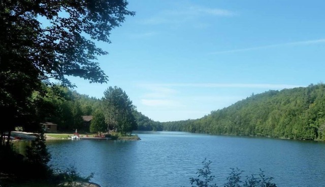 Private Lake - Large House (8 adults) & 2 Bunk Houses (6 kids & 2 adults)