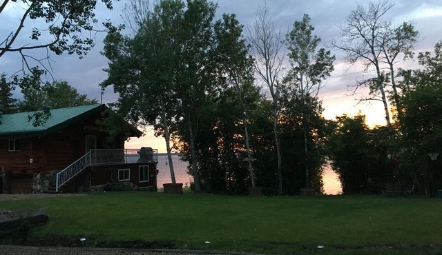 Private Lakefront Log Cabin with private Dock