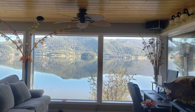 Private Lakefront Retreat w/hot tub & Tiki Boat