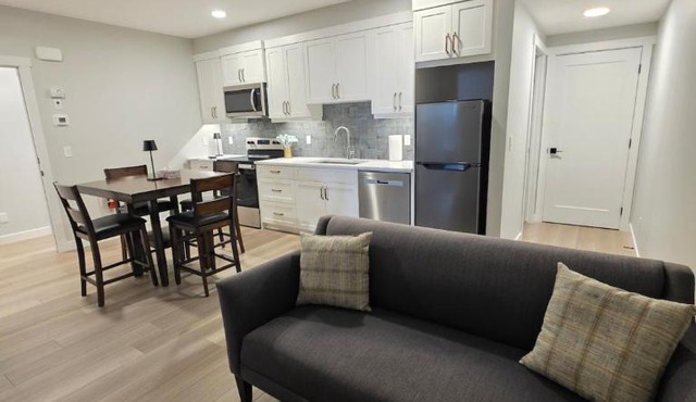 Private Luxury Retreat - King Bed - Full Kitchen