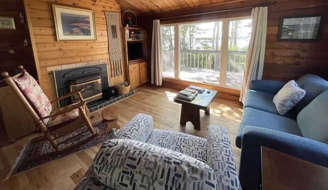 Private Ocean Front Cabin Close To Cavendish Beach, Restaurants, & More!