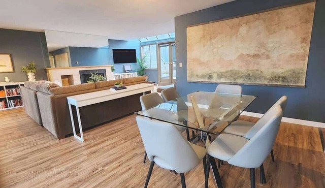 Private Penthouse w/2 rooftop decks & 2 parking