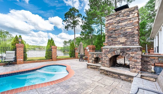 Private Pool! Wateredge Lake House