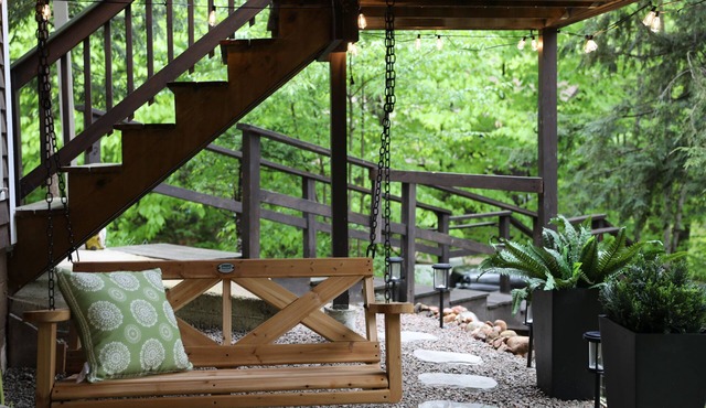 Private River access and 2 miles to Storyland. Pet Friendly!
