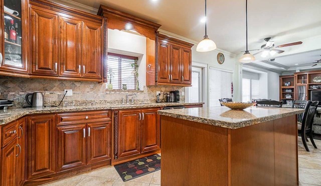 Private Room in a Beautiful Spacious Shared Bungalow in a Beautiful Neighborhood