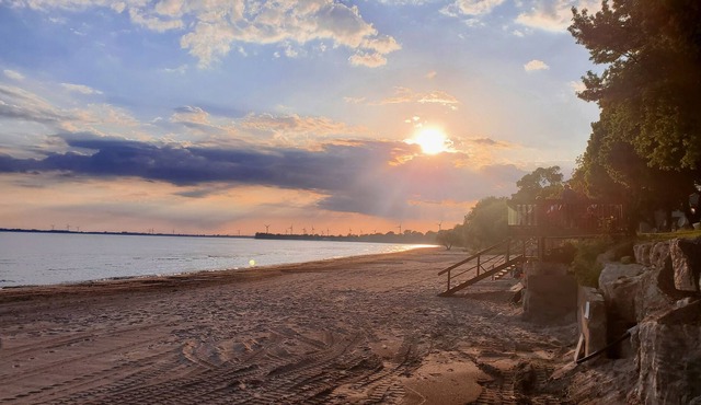 Private sand beach. Lakefront. Spacious LongBeachCottages.com – Cottage #2