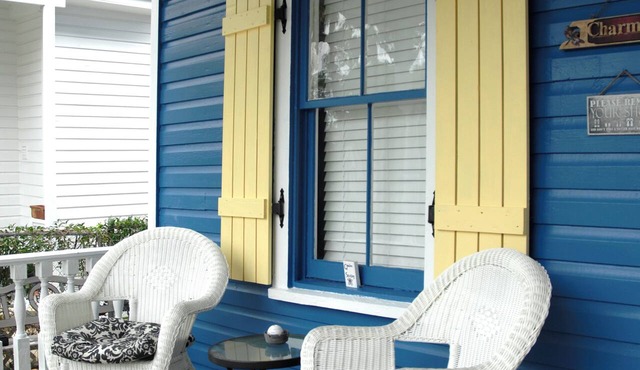 Quaint Downtown Small Apt. Just Park Your car and Walk Everywhere in Town