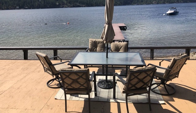Quaint Lakefront cottage that sleeps 10. Deck, hot tub and large fenced yard.