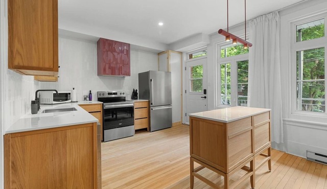 Quebec City: 2 bedrooms + AC + Parking: Wow!