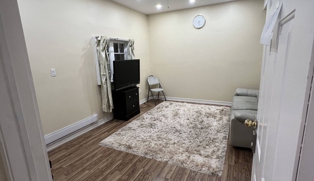Queen Bed Apartment with Seamless Living & Kitchen