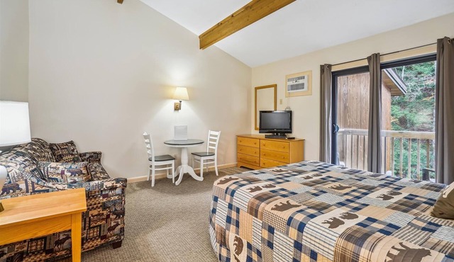 Queen Studio on the 2nd floor with outdoor heated pool 210