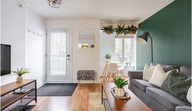 Quiet 1 bed 2 bath Townhome with Parking