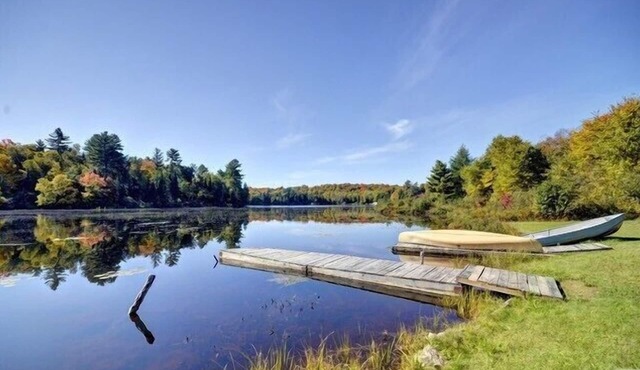 Quiet Bay: Lakeside Escape