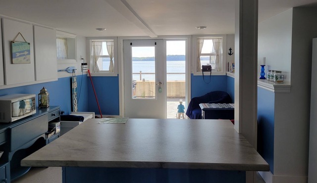 Quiet beachfront apartment on the majestic Grand Bay. 15 mins to Saint John. NB.