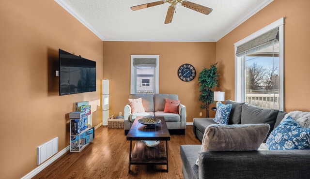 Quiet Beaumont heritage home near shops, dining and airport. Pet friendly.