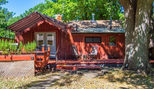 Quiet cabin 12 minutes from Crystal Beach - enjoy the beach, not the crowds!