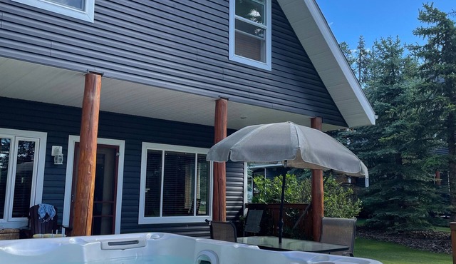 Quiet Cabin in the Mountains with a hot tub, CookHouse & all you need in nature!