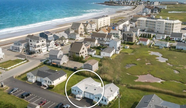 Quiet Hampton North Beach cottage + pool, 2 minutes walk from the sand.