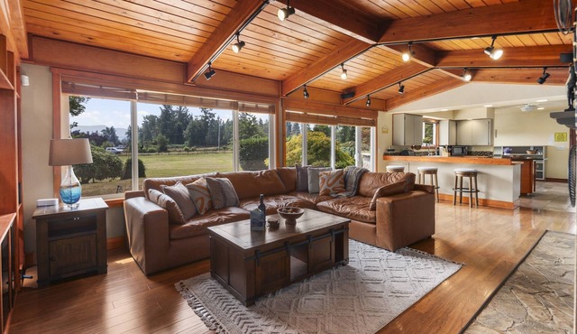 Rainier Ranch & Poolside Escape in Enumclaw